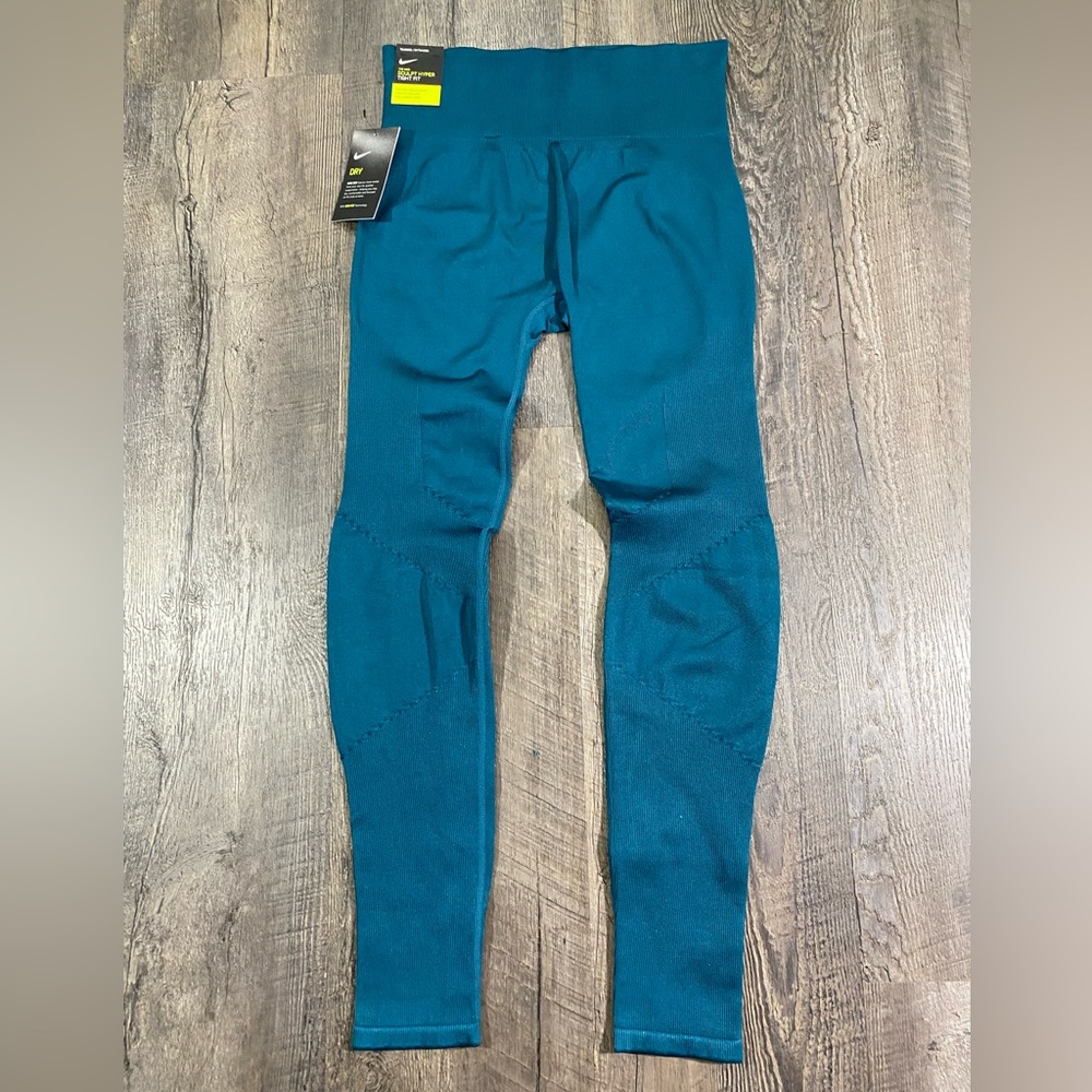 NIKE Scupt Hyper Tight Fit Leggings